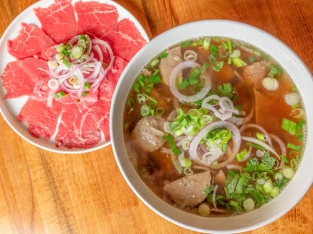 P3. Phở Tái (Rare Beef Pho).